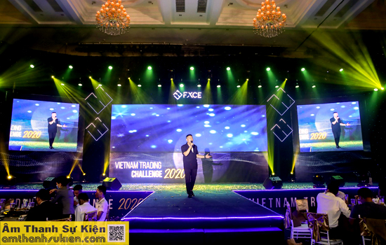 Ca sĩ Bách Nguyễn biểu diễn tại chương trình