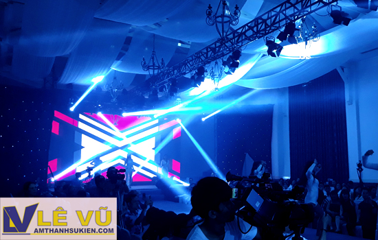 Cung cấp hệ thống âm thanh ánh sáng, màn hình led, sân khấu, mà sao cho tuần lễ thời trang Dấu ấn Doanh nhân - Business Fashion Week 2018
