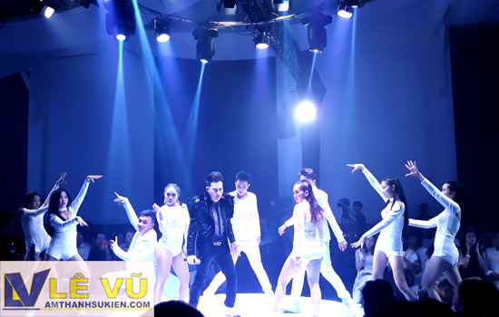 Cung cấp hệ thống âm thanh ánh sáng, màn hình led, sân khấu, mà sao cho tuần lễ thời trang Dấu ấn Doanh nhân - Business Fashion Week 2018