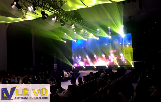 Cung cấp hệ thống âm thanh ánh sáng, màn hình led, sân khấu, mà sao cho tuần lễ thời trang Dấu ấn Doanh nhân - Business Fashion Week 2018