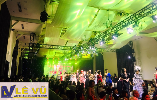 Cung cấp hệ thống âm thanh ánh sáng, màn hình led, sân khấu, mà sao cho tuần lễ thời trang Dấu ấn Doanh nhân - Business Fashion Week 2018